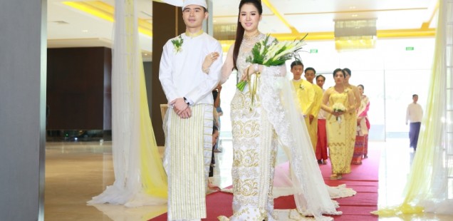 ミャンマー結婚式 新郎新婦入場
