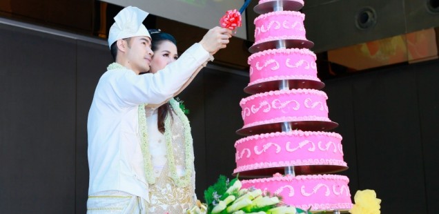 ミャンマー結婚式　ケーキカット