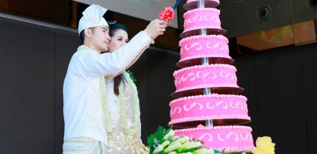 ミャンマー結婚式 ケーキカット