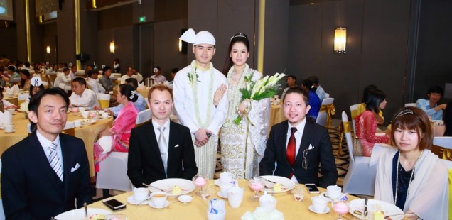 ミャンマー結婚式 みんなで記念写真